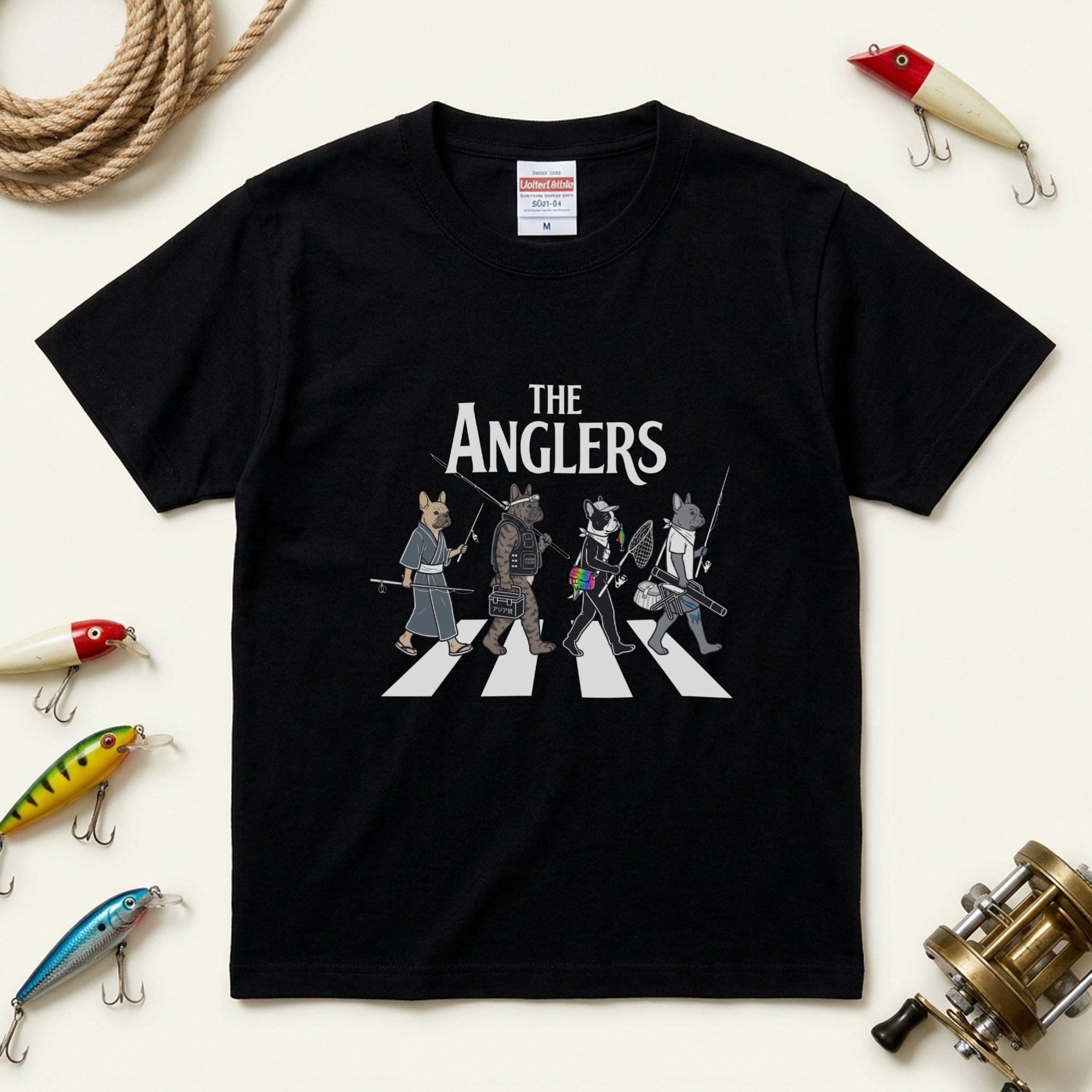 THE ANGLERS BULLDOG | 釣り人 フレンチブルドッグ 横断歩道 ゆるかわ パロディ Tシャツ【犬好き・愛犬家・鼻ぺちゃ犬・釣りグッズ・イベント・プレゼントに最適】
